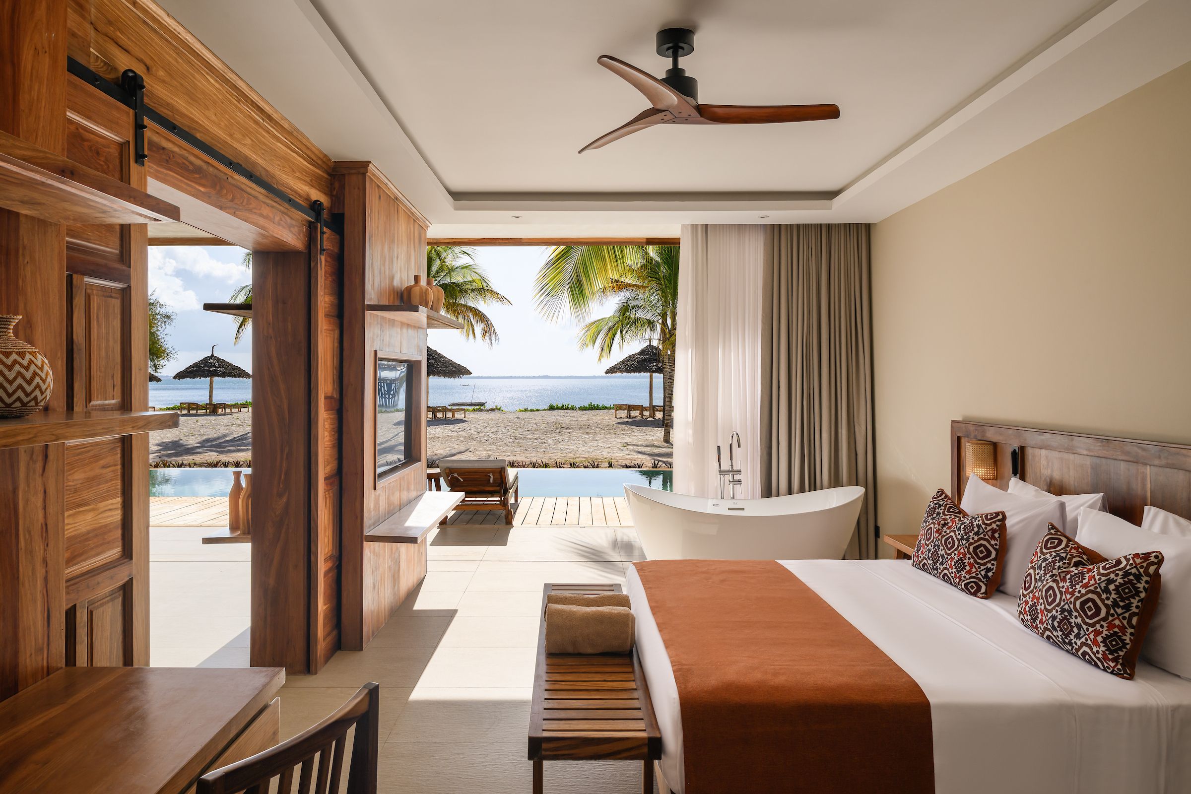 Deluxe swim-up suite